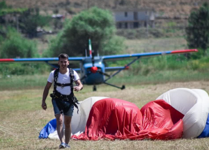 Gjirokastra drejt turizmit të ajrit, 150 parashutistë në vit nga Italia