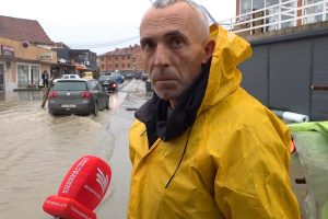 Reshjet e mëdha shkaktojnë përmbytje dhe ndërprerje të energjisë elektrike në Drenas