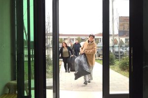 Ana Roch viziton Drenasin dhe dhuron ndihma për gratë