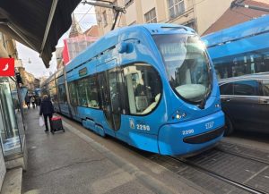 Tramvajet kroate ndaluan për shkak të Mercedesit, zonja shkoi te kasapi