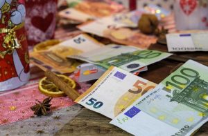 Qeveria sllovene konfirmon: Do të futet bonusi i detyrueshëm i Krishtlindjes