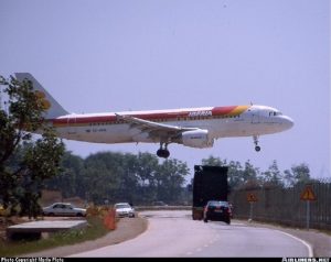 Shiu i rrëmbyeshëm, aeroporti i Barcelonës anulon dhjetëra fluturime