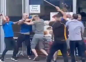 Turqit rrihen në rrugë me mjete të mishit