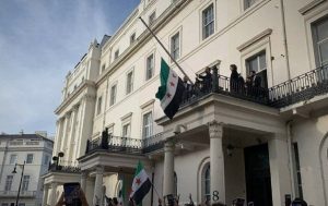 Flamuri i Sirisë ngrihet në ambasadën e Londrës pas 12-vjetëve
