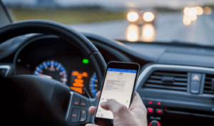 Policia tregon sa vozitës u ndëshkuan në tetor për përdorim telefoni në timon