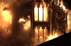 ​Kisha historike e Amsterdamit u përfshi nga zjarri në natën e Vitit të Ri