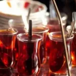 Çaj apo kafe? Në Kosovë përgjigjja tregon moshën tuaj!