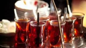 Çaj apo kafe? Në Kosovë përgjigjja tregon moshën tuaj!