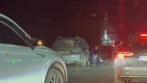 Vetura e vjedhur përfundon me aksident, e dyshuara dërgohet në QKUK