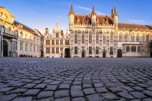 Qyteti evropian u kërkon turistëve të ndalojnë vjedhjen e kalldrëmeve nga rrugët e tij