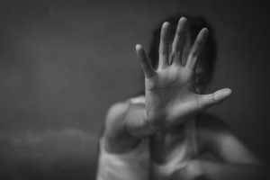 Dhunohet një grua në Deçan, rasti nën hetime