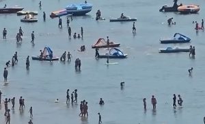 Durrësi plot turistë, Edi Rama publikon pamjet