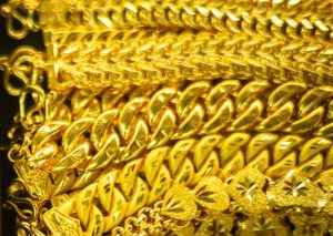 Shitjet me pakicë në Britani arrijnë nivelin më të lartë trevjeçar, të nxitura nga kërkesa për ari