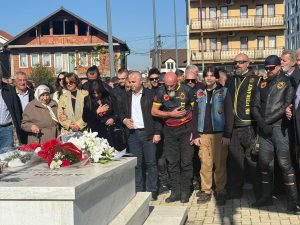 Rezistuan 6 orë ndaj forcave serbe, familjarët përkujtojnë heronjtë Afrim Zhitia e Fahri Fazliu