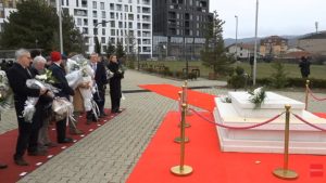 Homazhe te varri i ish-presidentit Ibrahim Rugova