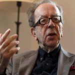 Parisi nderon Ismail Kadarenë me pllakë përkujtimore