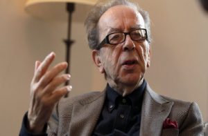Parisi nderon Ismail Kadarenë me pllakë përkujtimore
