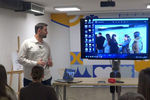 Ekspozita “The Glass Room” zbardhë ndikimin e dezinformatave në jetën e përditshme në Kosovë