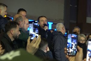 Kurti – simpatizantëve në shesh: Po na e bëni dimrin verë e politikën pranverë