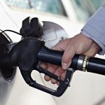 Luhatjet e çmimeve të naftës në botë, por jo në Kosovë