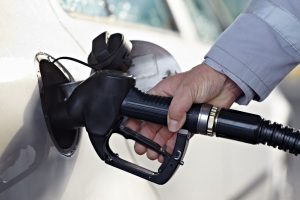 Luhatjet e çmimeve të naftës në botë, por jo në Kosovë