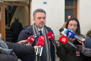 Radoniqi ushtron të drejtën e votës, sqaron procesin e votimit me asistencë