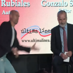 Po prezantonte librin e tij në Madrid, ish-presidenti i Federatës Spanjolle të Futbollit goditet me vezë nga xhaxhai i tij