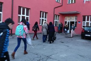 Mungesat e nxënësve dyfishohen ndër vite, Salihaj: institucionet duhet të marrin masa