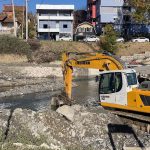 Përmbytja misterioze “shkatërroi” vendpunishten e urës në Mitrovicë, akuza dhe shfajësime rreth lëshimit të ujit nga Ujmani