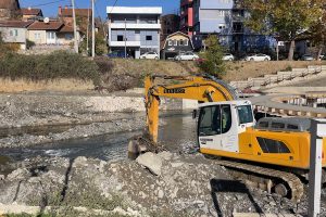 Përmbytja misterioze “shkatërroi” vendpunishten e urës në Mitrovicë, akuza dhe shfajësime rreth lëshimit të ujit nga Ujmani