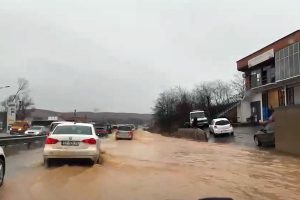 Kolona të gjata në magjistralen Fushë Kosovë – Prishtinë si pasojë e reshjeve të shiut