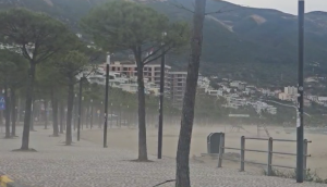 Përkeqësohet moti, Vlora përfshihet nga stuhi ere