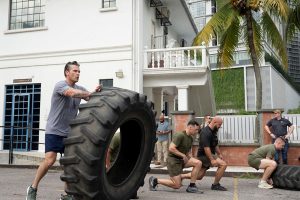 Sekretari amerikan i Luftës ushtron me ushtarë, tërheq pesha dhe rrotullon goma
